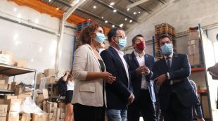 El president de la Generalitat, Pere Aragonès, amb un empresari afectat per la pedregada i de fons el teulat foradat
