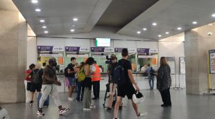 Passatgers davant les taquilles de l'estació de Girona
