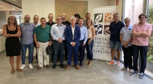 L'empresari empordanès Antoni Escudero, al centre de la imatge, després de ser reelegit president
