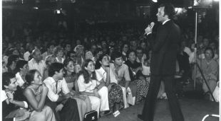 Julio Iglesias el juliol de 1977 actuant a la discoteca Palladium de Platja d'Aro