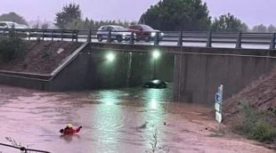 Els Bombers rescatant les persones atrapades sota la C-35 a Vidreres