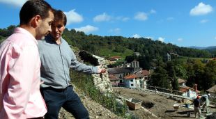 L'alcalde de Camprodon, Xavier Guitart, i el president del Consell Comarcal del Ripollès, Joaquim Colomer, als jardins de can Vincke