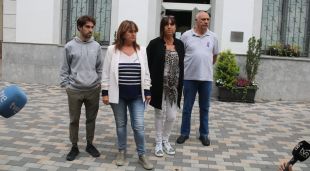 Atenció a la premsa de l'alcaldessa de Campdevànol, Dolors Costa, i el seu equip