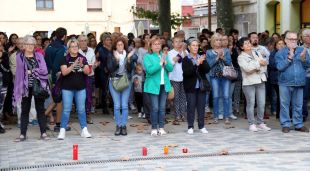 Veïns i coneguts de la víctima durant el minut de silenci per condemnar els fets