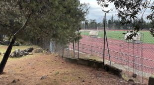 Una part de la tanca que envolta l'estadi Albert Gurt