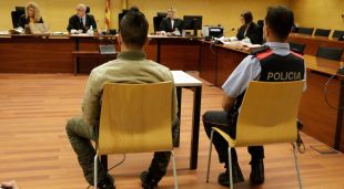 D'esquenes i custodiat pels Mossos, l'home que va calar foc a un bar de Puigcerdà