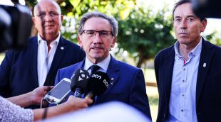 El conseller Jaume Giró al centre durant l'atenció als mitjans a la Vall de Bianya