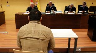 D'esquenes, l'acusat d'agredir sexualment una amiga a Figueres. Foto del judici a l'Audiència de Girona