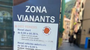 Un cartell informatiu de les restriccions al casc antic de Ripoll