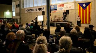 Commemoració del cinquè aniversari de l'1-O a Sant Julià de Ramis, davant el pavelló