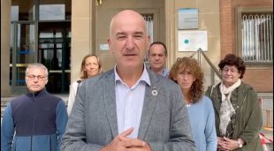 Quim Salvi i membres del seu equip de la UdG a l'entrada de l'hospital Trueta, aquest matí