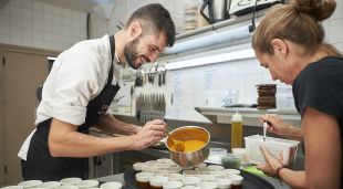 Lluc Quintana i Ada Parellada, a la cuina del restaurant Can Xapes