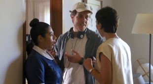 El director de la pel·lícula 'Calladita', Miguel Faus, parla amb les actrius Ariadna Gil i Paula Grimaldo durant el rodatge
