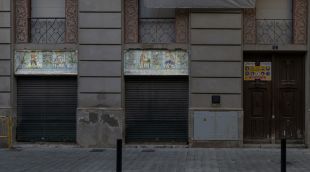 Els plafons que es van localitzar a la façana