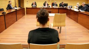 D'esquenes, l'acusat d'agredir sexualment les fillastres a Orriols