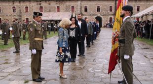 Una dona jurant bandera al castell de Sant Ferran de Figueres