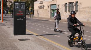 Vehicles de mobilitat personal circulant pel carril bici del carrer Santa Eugènia de Girona