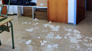 Les goteres que per segona vegada apareixen a l'escola Joan Margarit en menys de quinze dies