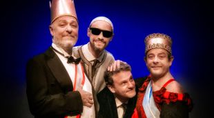 Els actors del muntatge 'La gran farsa' en una imatge promocional de l'obra