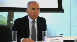 El vicepresident executiu d'Hipra, Carlos Montañés, durant una roda de premsa celebrada a Brussel·les