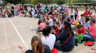 Acció de protesta de famílies i alumnes de l'escola Joan Margarit de la Bisbal d'Empordà