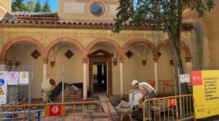 L'edifici de l'antiga escola Abadessa Emma dissenyat per l'arquitecte Duran y Reynals a Sant Joan de les Abadesses