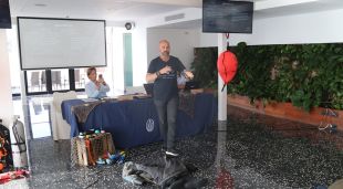 El responsable de l'ONG GhostDiving explica els efectes de les xarxes oblidades al fons marí en una jornada a Tossa de Mar