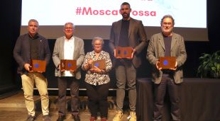 Els guardonats per les Mosques de la informació mostrant el premi