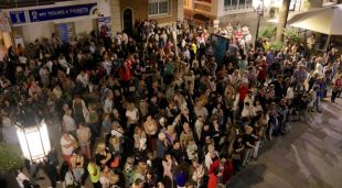 Algunes de les persones concentrades avui davant l'Ajuntament