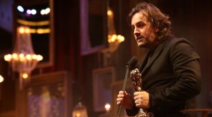 El cineasta Isaki Lacuesta durant el seu discurs després de rebre el Premi Gaudí a la Millor direcció per la seva pel·lícula 'Entre dos aguas' el 2020