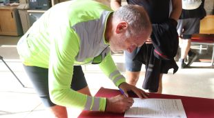 Un ciclista signant la petició