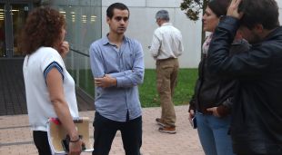 La diputada de la CUP al Parlament, Montserrat Vinyets, parla amb Ricard Llorente, detingut durant una protesta antifeixista
