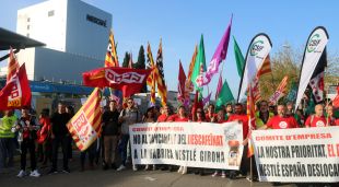 Part de la plantilla i representants sindicals concentrats aquest dilluns davant la fàbrica de Nestlé a Girona en protesta per la deslocalització de la línia de descafeïnat