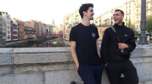 El productor Hugsound i el raper Doble al pont de Pedra de Girona, ahir