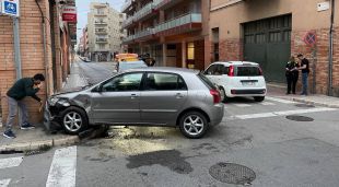 Un dels dos vehicles implicat que la Guàrdia Urbana ha retirat a un costat del carrer
