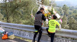 La bicicleta en homenatge a la Tina que hi ha a la carretera dels Angels