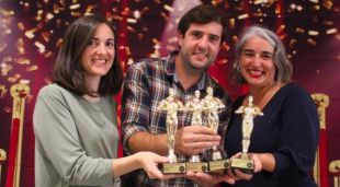 Gemma Roig, del celler Mas Llunes; Pau Albó, del celler cooperatiu d'Espolla, i Anna Espelt, del celler Espelt, amb el seu guardó