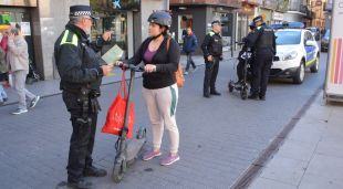 Agents de la Policia Municipal d'Olot informant sobre les normes d'ús del patinet elèctric