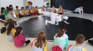 Una ballarina interpreta una astronauta davant d'alumnes de 1r de l'escola Bosc de la Pabordia de Girona