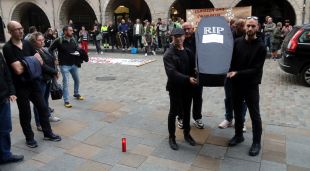 Policies municipals entrant el taüt a l'Ajuntament de Girona aquesta tarda