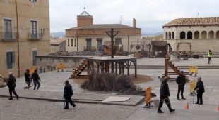 La plaça dels Apòstols de Girona amb una pira instal·lada enmig pel rodatge de la sèrie 'Mrs. David'