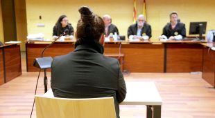 D'esquenes, la veïna de Santa Coloma de Farners autora de la macroestafa amb bitllets d'avió