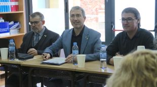 El conseller d'Educació, Josep Gonzàlez-Cambray, al centre, durant la reunió a Sant Hilari