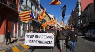 Els manifestants dirigint-se a la Jonquera des del Pertús