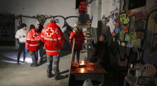 Pla general de voluntaris de la Creu Roja portant beguda calenta i mantes a persones que viuen a les naus abandonades de la carretera Barcelona (arxiu)