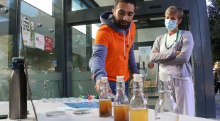 El responsable de l'empresa Keenat explicant a una treballadora del centre el sistema de reciclatge