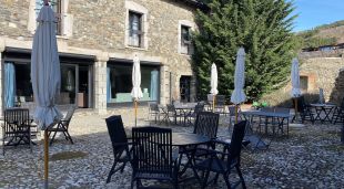 Part de la zona exterior de l'Hotel Bernat de So de Llívia (Cerdanya)