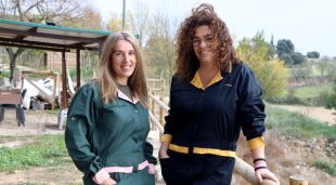 La Sònia Morey i la Montse Cardona vestides amb les granotes de Monoa