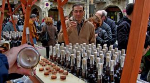 Una edició passada de la Fira de la Ratafia a Besalú