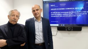 El catedràtic emèrit i autor de l'estudi, Josep Oliver, i el director de zona del BBVA a Girona, David Meavilla